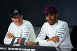 Foto zur News: Valtteri Bottas (Mercedes) und Lewis Hamilton (Mercedes)