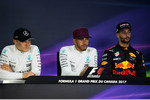 Foto zur News: Valtteri Bottas (Mercedes), Lewis Hamilton (Mercedes) und Daniel Ricciardo (Red Bull)