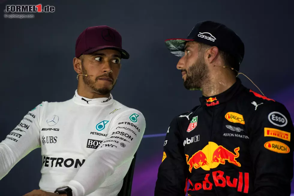 Foto zur News: Lewis Hamilton (Mercedes) und Daniel Ricciardo (Red Bull)