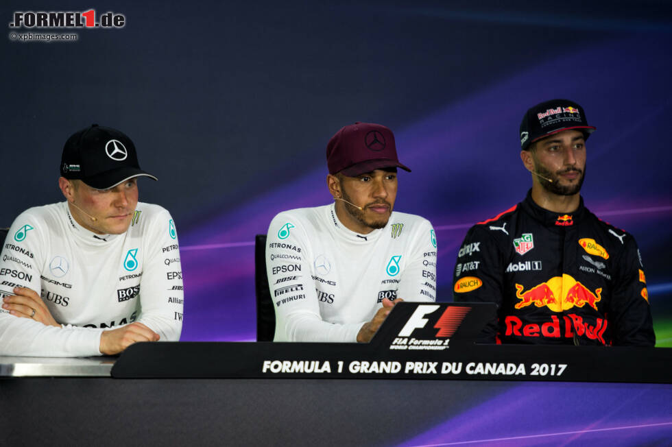 Foto zur News: Valtteri Bottas (Mercedes), Lewis Hamilton (Mercedes) und Daniel Ricciardo (Red Bull)