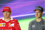 Foto zur News: Kimi Räikkönen (Ferrari) und Stoffel Vandoorne (McLaren)