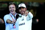 Foto zur News: Lewis Hamilton (Mercedes) und Davide Valsecchi