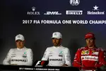 Foto zur News: Valtteri Bottas (Mercedes), Lewis Hamilton (Mercedes) und Kimi Räikkönen (Ferrari)