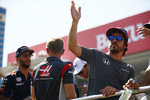 Foto zur News: Fernando Alonso (McLaren), Daniel Ricciardo (Red Bull), Kevin Magnussen (Haas) und Esteban Ocon (Force India)