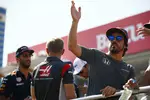 Foto zur News: Fernando Alonso (McLaren), Daniel Ricciardo (Red Bull), Kevin Magnussen (Haas) und Esteban Ocon (Force India)