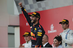 Foto zur News: Daniel Ricciardo (Red Bull), Valtteri Bottas (Mercedes) und Lance Stroll (Williams)