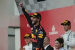 Foto zur News: Daniel Ricciardo (Red Bull), Valtteri Bottas (Mercedes) und Lance Stroll (Williams)