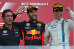 Foto zur News: Daniel Ricciardo (Red Bull) und Lance Stroll (Williams)
