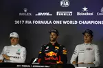 Foto zur News: Valtteri Bottas (Mercedes), Daniel Ricciardo (Red Bull) und Lance Stroll (Williams)