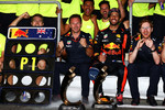 Foto zur News: Daniel Ricciardo (Red Bull) und Christian Horner