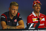 Foto zur News: Kevin Magnussen (Haas) und Sebastian Vettel (Ferrari)
