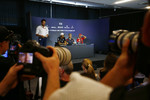 Foto zur News: Lewis Hamilton (Mercedes), Kevin Magnussen (Haas) und Sebastian Vettel (Ferrari)
