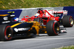 Foto zur News: Sebastian Vettel (Ferrari) und Jolyon Palmer (Renault)