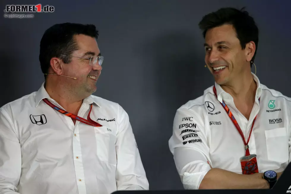 Foto zur News: Eric Boullier und Toto Wolff