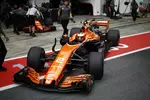 Foto zur News: Stoffel Vandoorne (McLaren) und Fernando Alonso (McLaren)