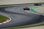 Foto zur News: Nico Hülkenberg (Renault) und Daniel Ricciardo (Red Bull)
