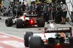 Foto zur News: Stoffel Vandoorne (McLaren) und Fernando Alonso (McLaren)