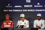 Foto zur News: Sebastian Vettel (Ferrari), Valtteri Bottas (Mercedes) und Lewis Hamilton (Mercedes)