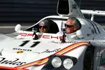 Foto zur News: Chase Carey und Timo Glock