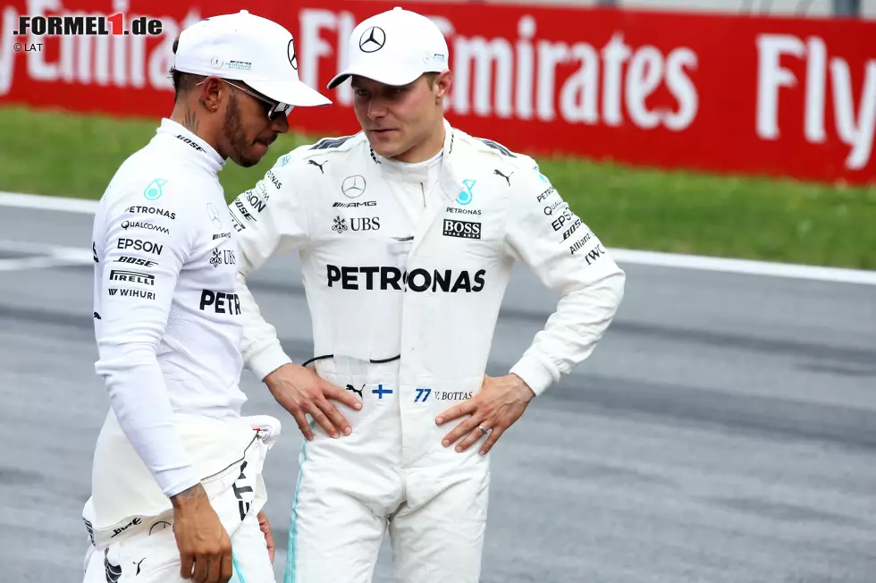 Foto zur News: Valtteri Bottas (Mercedes) und Lewis Hamilton (Mercedes)