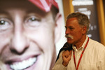 Foto zur News: Chase Carey und Michael Schumacher