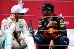 Foto zur News: Valtteri Bottas (Mercedes) und Daniel Ricciardo (Red Bull)