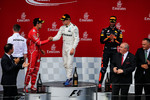 Foto zur News: Sebastian Vettel (Ferrari), Valtteri Bottas (Mercedes) und Daniel Ricciardo (Red Bull)