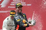 Foto zur News: Valtteri Bottas (Mercedes) und Daniel Ricciardo (Red Bull)