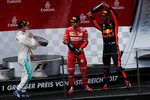 Foto zur News: Valtteri Bottas (Mercedes), Sebastian Vettel (Ferrari) und Daniel Ricciardo (Red Bull)