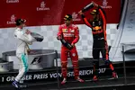 Foto zur News: Valtteri Bottas (Mercedes), Sebastian Vettel (Ferrari) und Daniel Ricciardo (Red Bull)