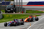 Foto zur News: Daniil Kwjat (Toro Rosso) und Fernando Alonso (McLaren)