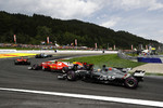 Foto zur News: Daniel Ricciardo (Red Bull), Kimi Räikkönen (Ferrari) und Romain Grosjean (Haas)