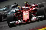 Foto zur News: Kimi Räikkönen (Ferrari) und Lewis Hamilton (Mercedes)