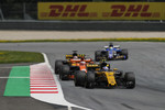 Foto zur News: Jolyon Palmer (Renault) und Stoffel Vandoorne (McLaren)