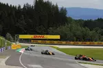 Foto zur News: Stoffel Vandoorne (McLaren) und Nico Hülkenberg (Renault)