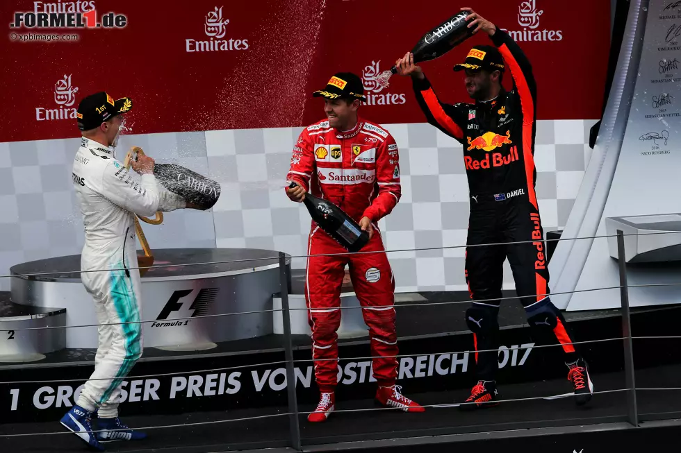 Foto zur News: Valtteri Bottas (Mercedes), Sebastian Vettel (Ferrari) und Daniel Ricciardo (Red Bull)