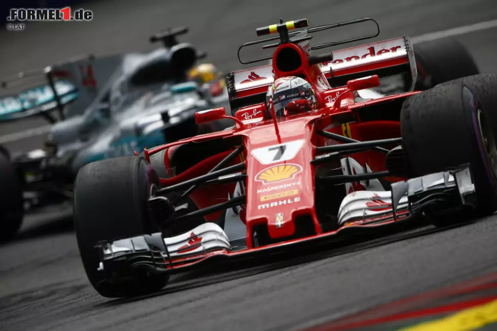 Foto zur News: Kimi Räikkönen (Ferrari) und Lewis Hamilton (Mercedes)