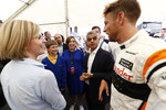 Foto zur News: Susie Wolff, Claire Williams und Jenson Button im Gespräch mit Sadiq Kahn, Brügermeister von London