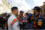 Foto zur News: Stoffel Vandoorne (McLaren), Romain Grosjean (Haas) und Daniel Ricciardo (Red Bull)