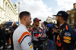 Foto zur News: Stoffel Vandoorne (McLaren), Romain Grosjean (Haas) und Daniel Ricciardo (Red Bull)