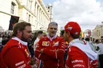 Foto zur News: Maurizio Arrivabene und Sebastian Vettel (Ferrari)