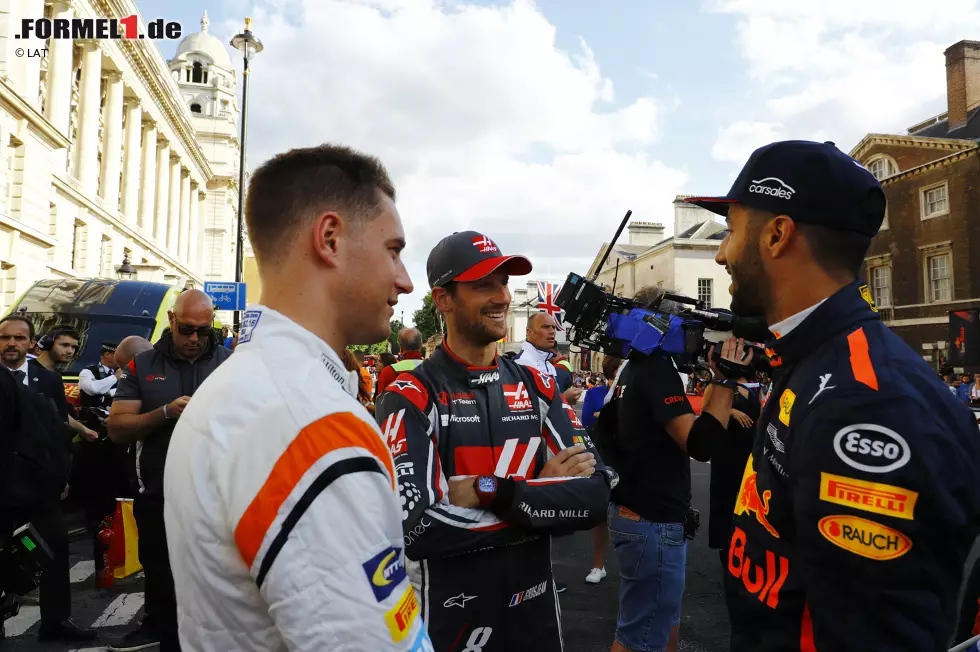 Foto zur News: Stoffel Vandoorne (McLaren), Romain Grosjean (Haas) und Daniel Ricciardo (Red Bull)