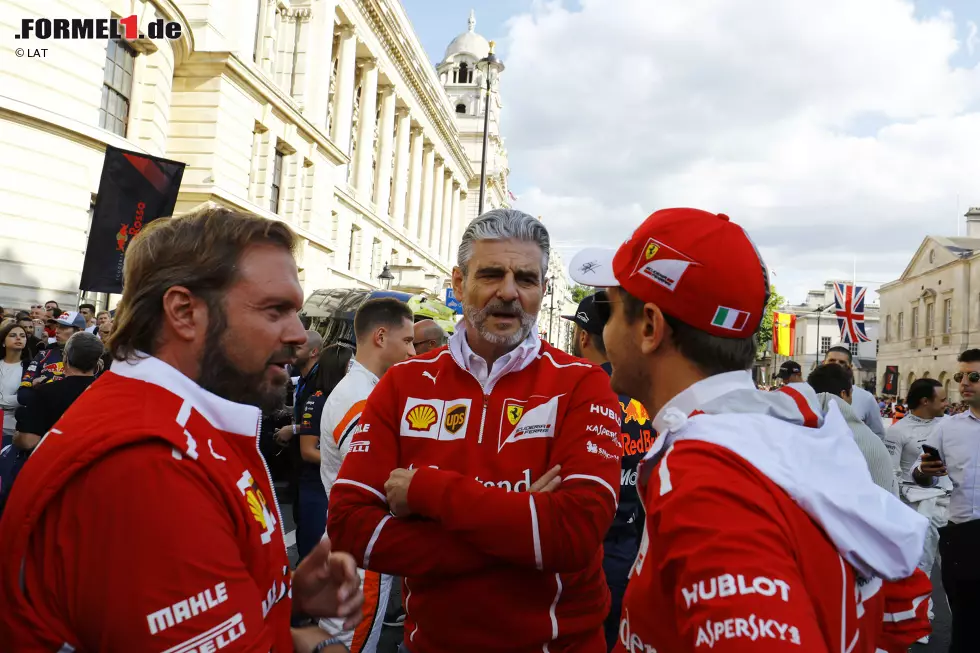 Foto zur News: Maurizio Arrivabene und Sebastian Vettel (Ferrari)