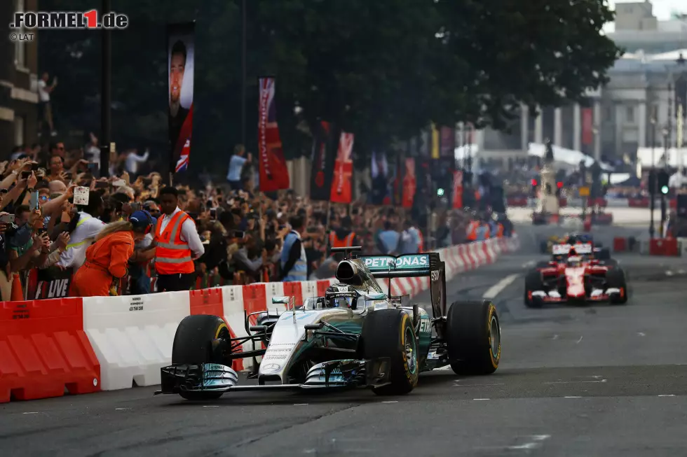 Foto zur News: Valtteri Bottas (Mercedes) und Sebastian Vettel (Ferrari)