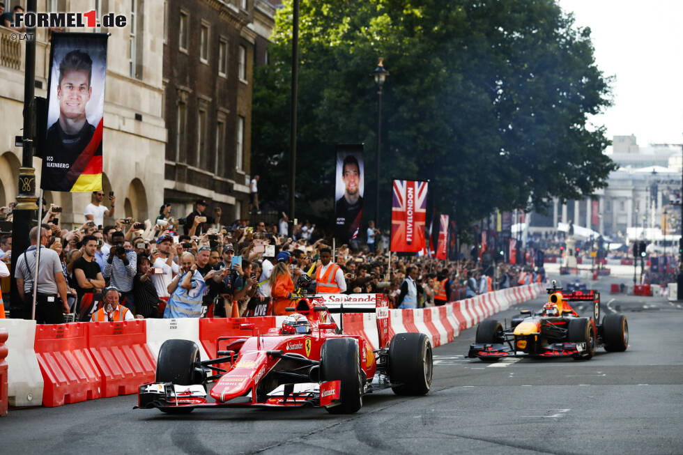 Foto zur News: Kimi Räikkönen (Ferrari) und Daniel Ricciardo (Red Bull)