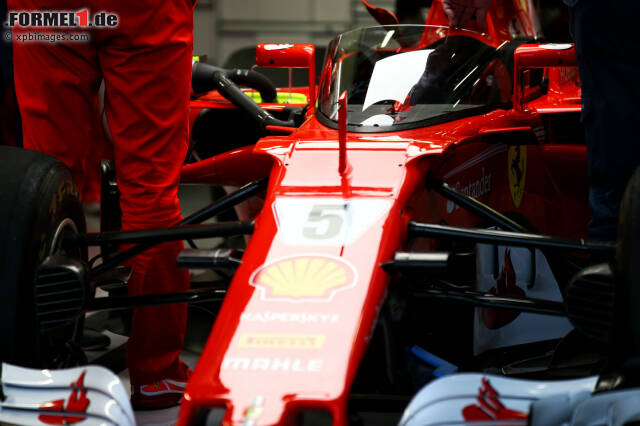 Foto zur News: In Silverstone testet Ferrari-Pilot Sebastian Vettel erstmals den neuen Cockpit-Schutz.