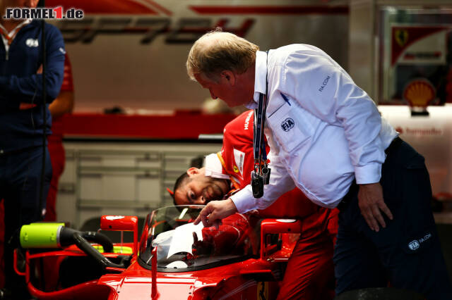 Foto zur News: Die FIA schaut ganz genau hin. Technikchef Jo Bauer überprüft die Scheibe eigenhändig.