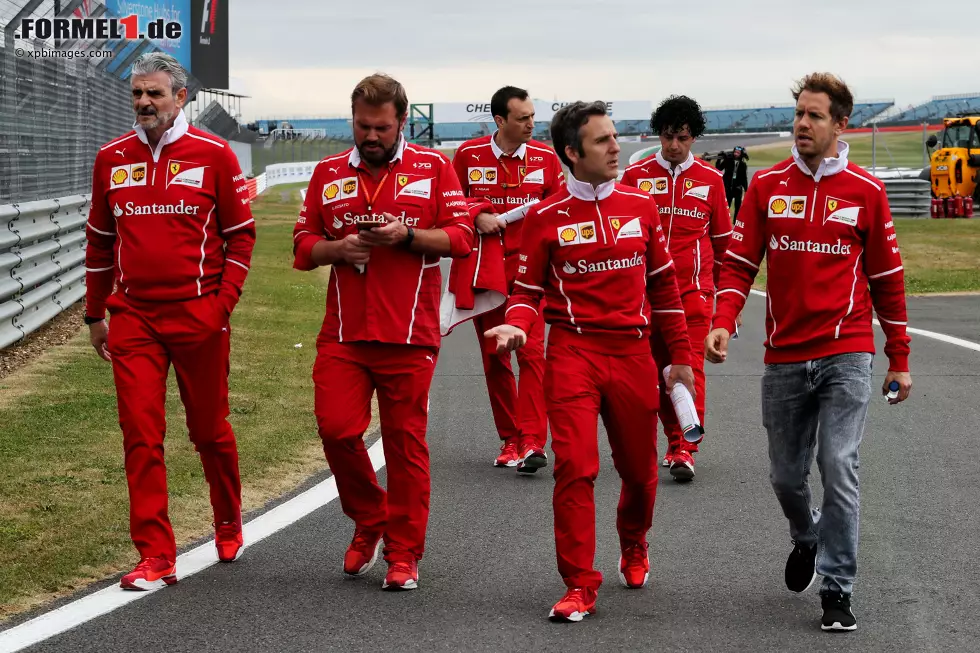 Foto zur News: Sebastian Vettel (Ferrari) und Maurizio Arrivabene