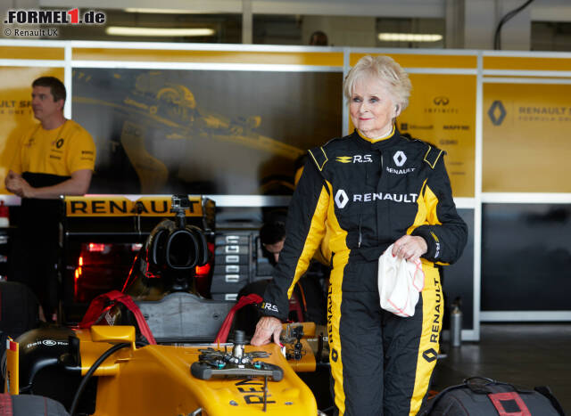 Foto zur News: Auf dem Paul Ricard Circuit durfte sie den Boliden von Renault testen und erhielt Schützenhilfe von Jolyon Palmer