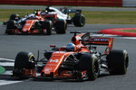 Foto zur News: Fernando Alonso (McLaren), Stoffel Vandoorne (McLaren) und Lewis Hamilton (Mercedes)